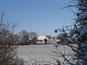 natuurpad in winter met zicht op polboerderijen
